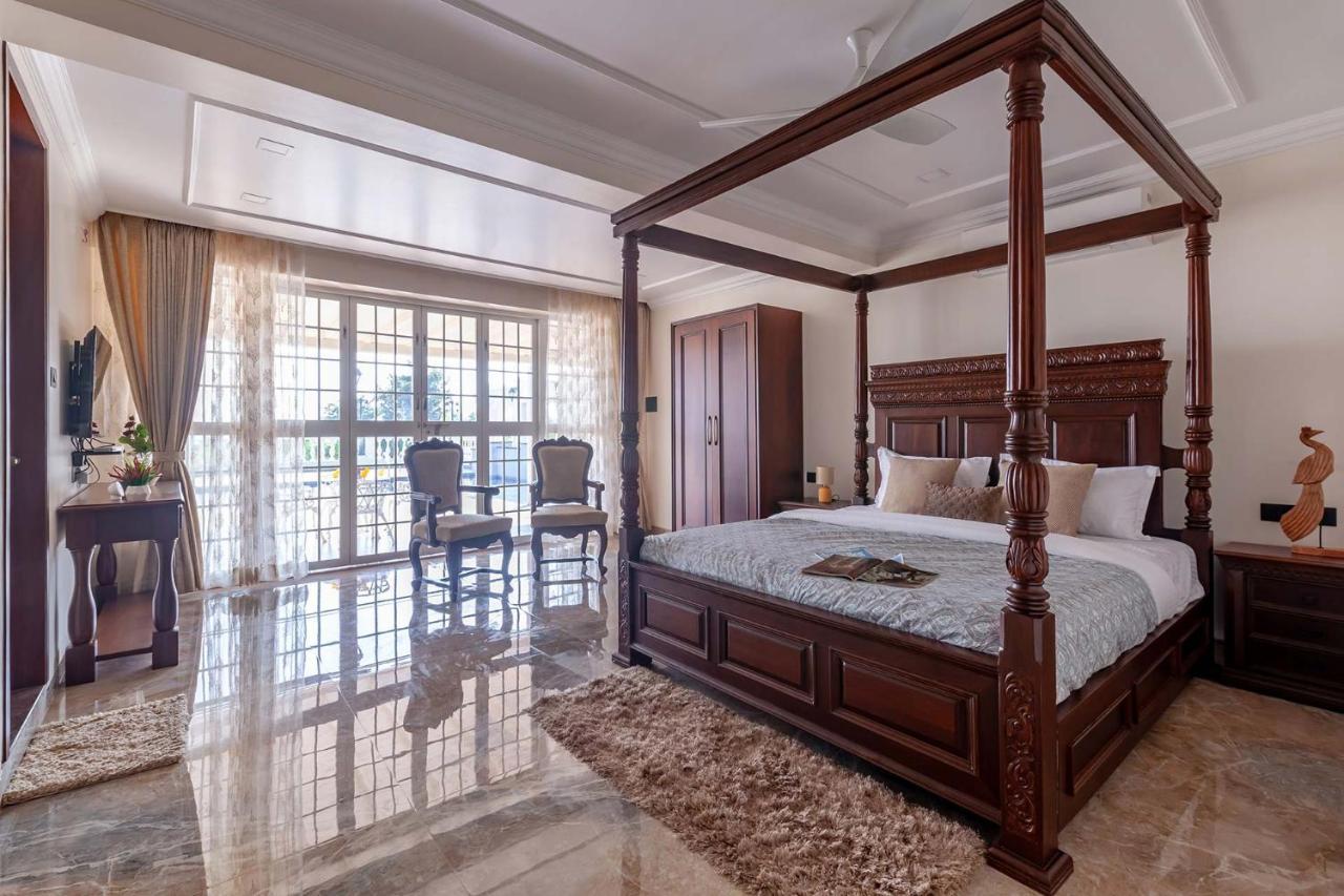 Stayvista's Lake La Vie: Tranquil Lakeside Villa with Pool and Farmland Views Nashik Exterior photo